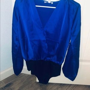 Hermosa blusa pegadiza.